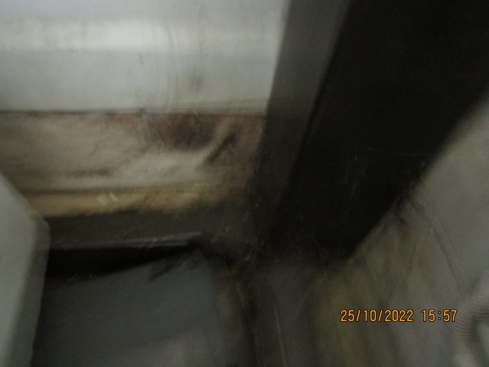 vľavo od príjmovej rampy pri kafilerickom boxe znečistená a zaplesnivená stena, výskyt pavučín