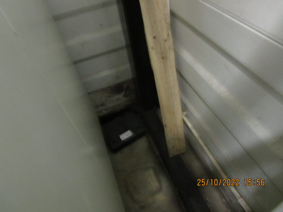 vľavo od príjmovej rampy pri kafilerickom boxe znečistená a zaplesnivená stena, výskyt pavučín