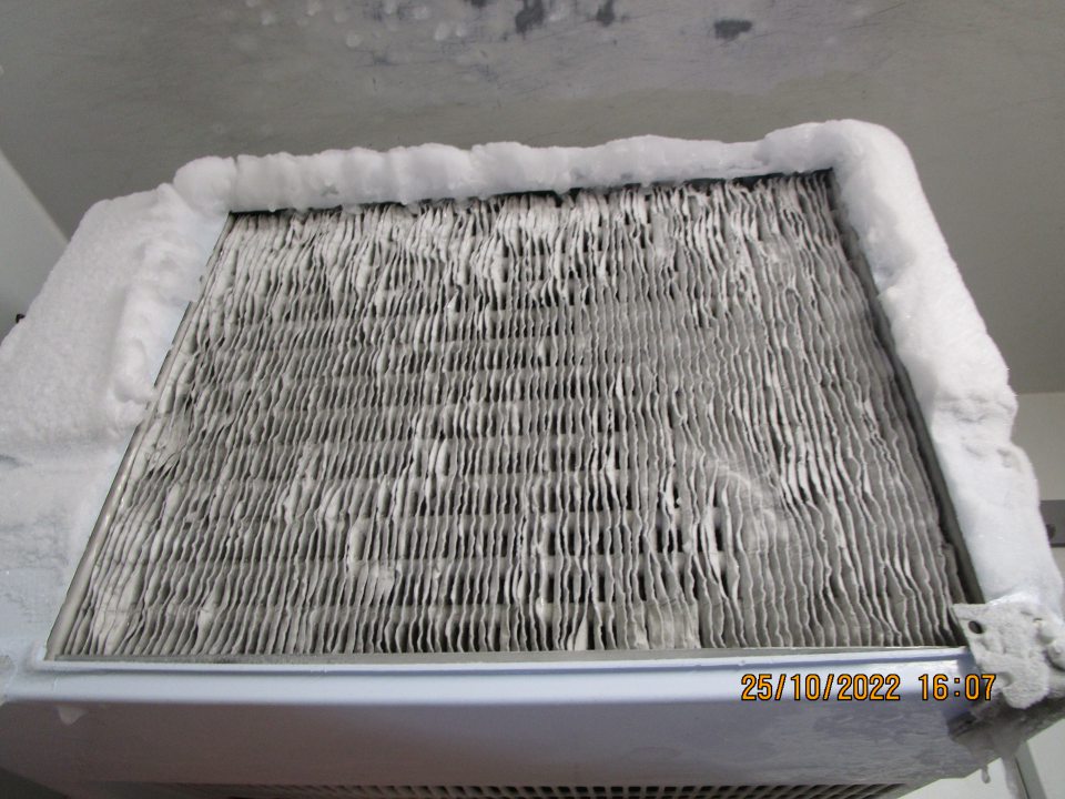 v mraziacom boxe na uskladnenie pekárenských polotovarov sa nachádzala námraza okolo celého výparníka ako aj výskyt kondenzu vo vrchnej časti