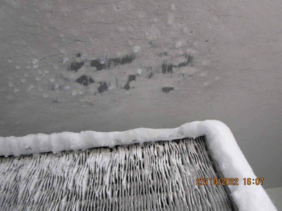 v mraziacom boxe na uskladnenie pekárenských polotovarov sa nachádzala námraza okolo celého výparníka ako aj výskyt kondenzu vo vrchnej časti