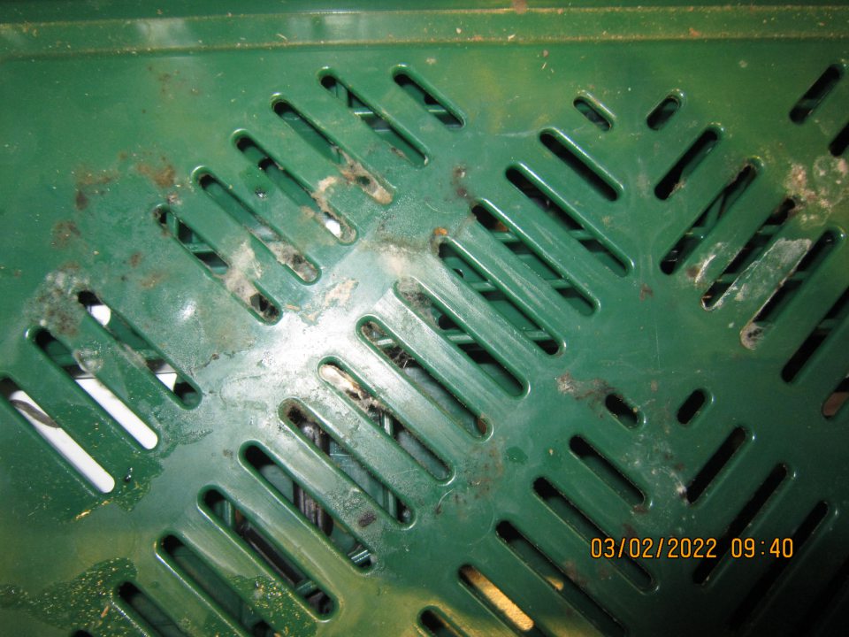 v čase úradnej kontroly na predajnej ploche na úseku predávaného ovocia, zeleniny a zemiakov zistená prepravka s cuketami ponúkanými na predaj znečistená nánosom nečistôt s výskytom voľným okom viditeľných plesní na viacerých miestach na dne prepravky