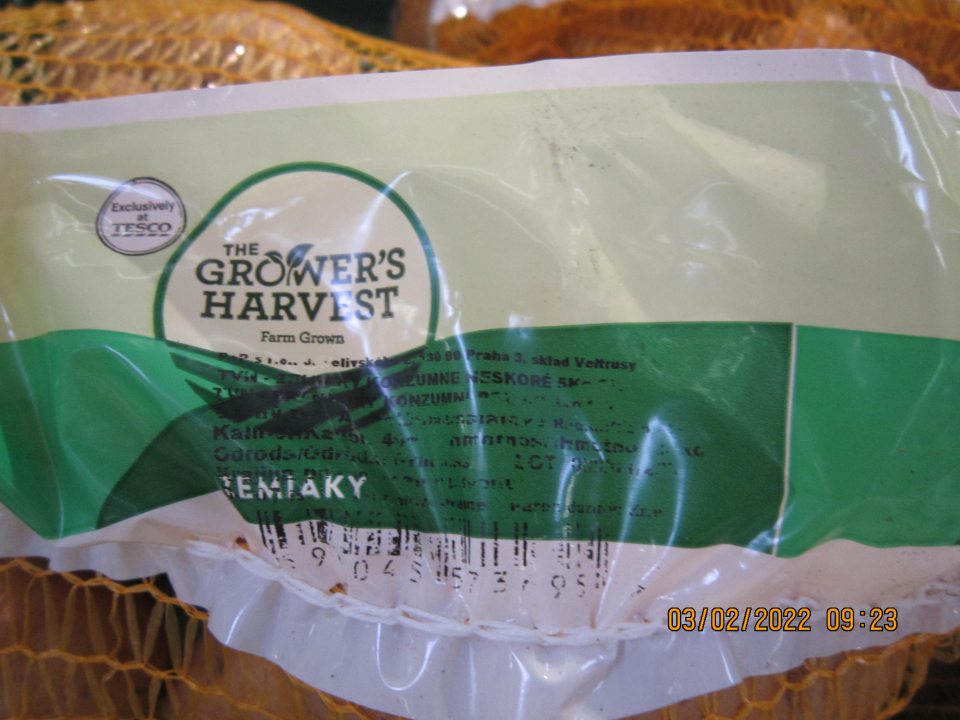 v čase úradnej kontroly na úseku predávaného ovocia, zeleniny a zemiakov sa v ponuke na predaj nachádza potravina s nečitateľným označením etikety identifikujúcej dávku t.j. údaje na etikete nie sú ľahko viditeľné, jasne čitateľné. Jedná sa o potravinu Zemiaky konzumné neskoré The grower´s Harvest, Farm Grown 5 kg sieť, dodávateľ: P+P s r.o., Elivského č. 2, 130 00 Praha 3, sklad Veltrusy - na etikete nie je ľahko viditeľná a jasne čitateľná krajina pôvodu, odroda, lot, obchodné meno a adresa dodávateľa