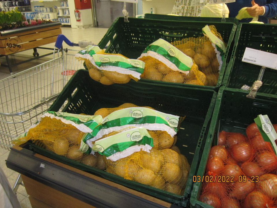 v čase úradnej kontroly na úseku predávaného ovocia, zeleniny a zemiakov sa v ponuke na predaj nachádza potravina s nečitateľným označením etikety identifikujúcej dávku t.j. údaje na etikete nie sú ľahko viditeľné, jasne čitateľné. Jedná sa o potravinu Zemiaky konzumné neskoré The grower´s Harvest, Farm Grown 5 kg sieť, dodávateľ: P+P s r.o., Elivského č. 2, 130 00 Praha 3, sklad Veltrusy - na etikete nie je ľahko viditeľná a jasne čitateľná krajina pôvodu, odroda, lot, obchodné meno a adresa dodávateľa