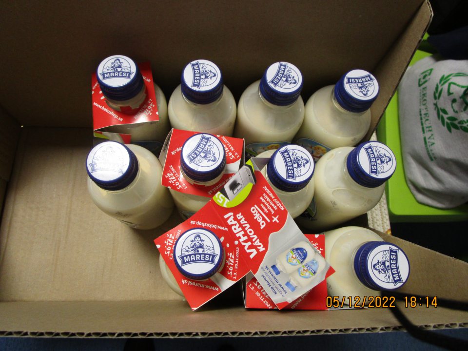 a predajnej ploche ponúkané na predaj - Maresi originál zahustené plnotučné mlieko nesladené- bol na nečitateľný dátum minimálnej trvanlivosti v celkovom množstve 2,59 l a v celkovej cene 19,25 €