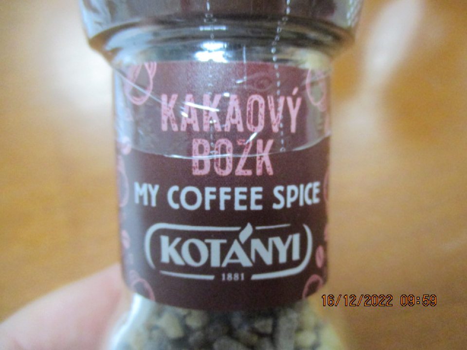 Kakaový bozk -aromatizovaná cukrová zmes s kakaom 11% Kotányi 63g, DMT: 05.08.2024, označenie dávky:05.08.2024, L413166 161324, výrobca: Kotányi GmbH, A-2120, Wolkersdorf, PF66, Rakúsko, KP: Rakúsko - nevyhovujúci parameter označenie - veľkosť písma a slabý kontrast medzi písmom a pozadím.