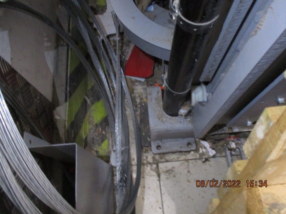 v zázemí prevádzky: - za lisom na kartóny silne znečistená podlaha nánosom špiny, mečistôt a prachu, zvyšky kartónov