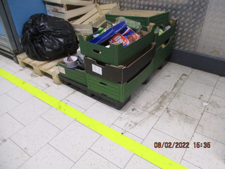 v časti odpisov znečistená podlaha prachom zaschnutou tekutinou -