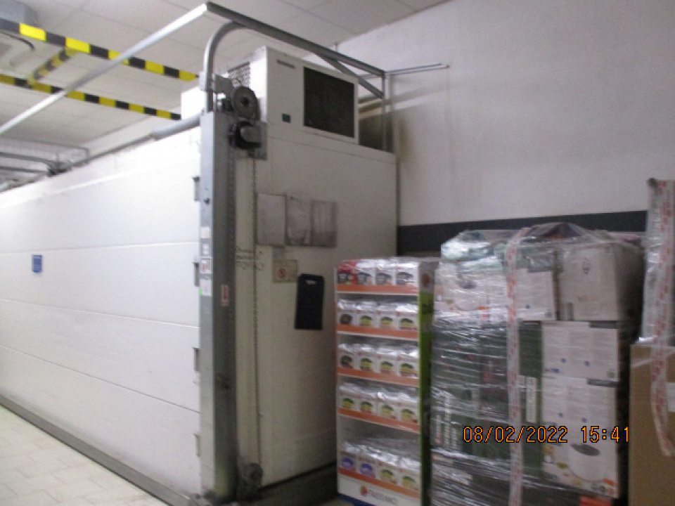 zadná stena nad chladiacim boxom s uskladnenými mliečnymi výrobkami znečistená nečistotami 