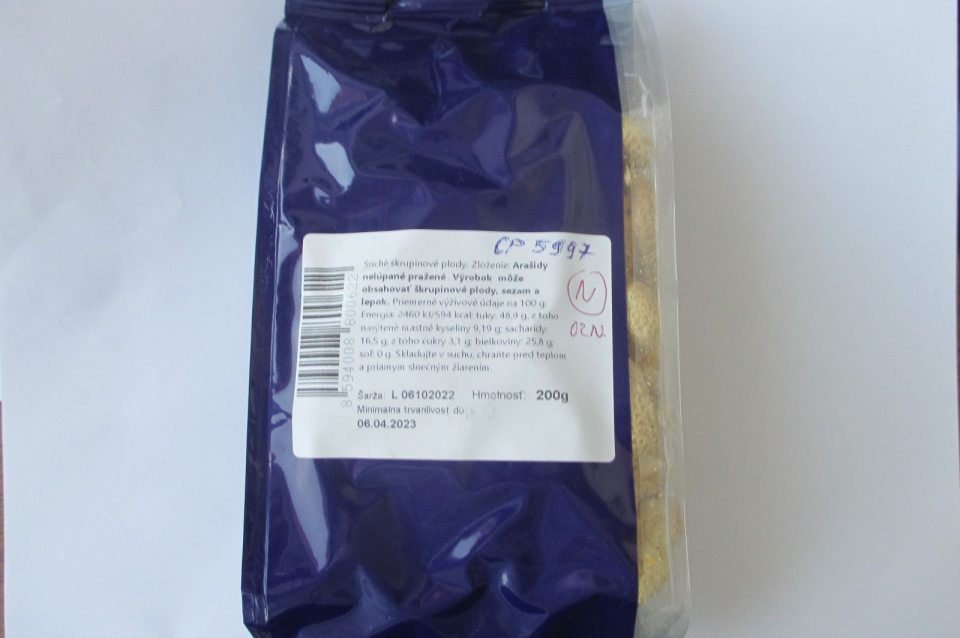 Suché škrupinové plody arašidy nelúpané pražené 200 g neuvedená krajina pôvodu, neuvedenie mena alebo obchodného mena a adresy prevádzkovateľa potravinárskeho podniku.