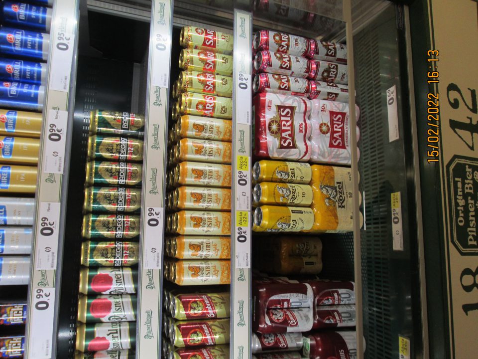 chladiace zariadenia znečistené pod mriežkami nánosom prachu a suchého hmyzu