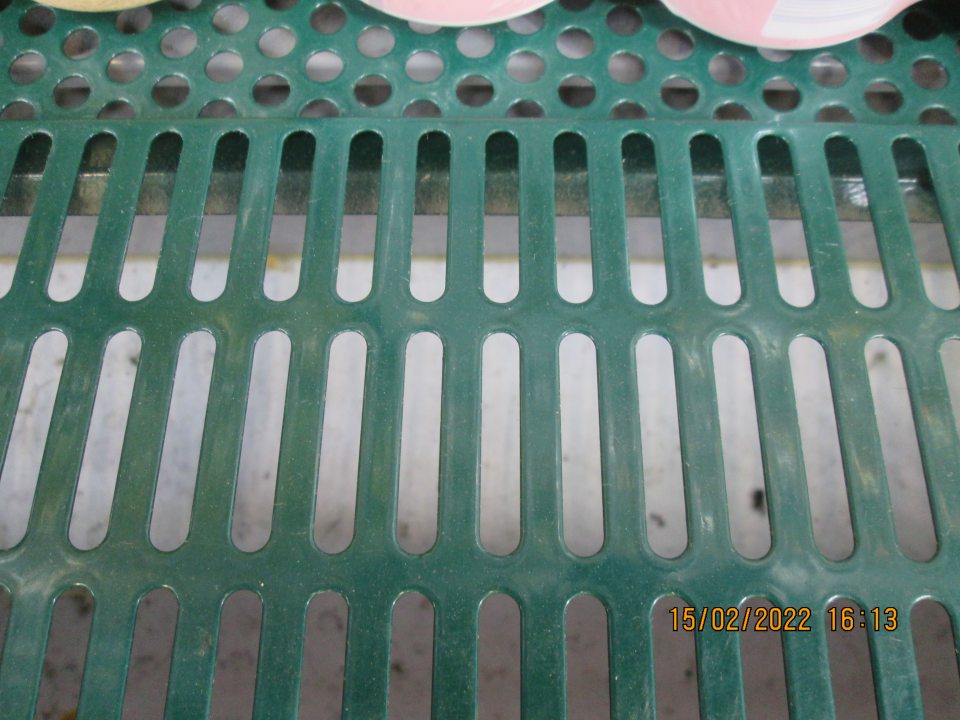 chladiace zariadenia znečistené pod mriežkami nánosom prachu a suchého hmyzu