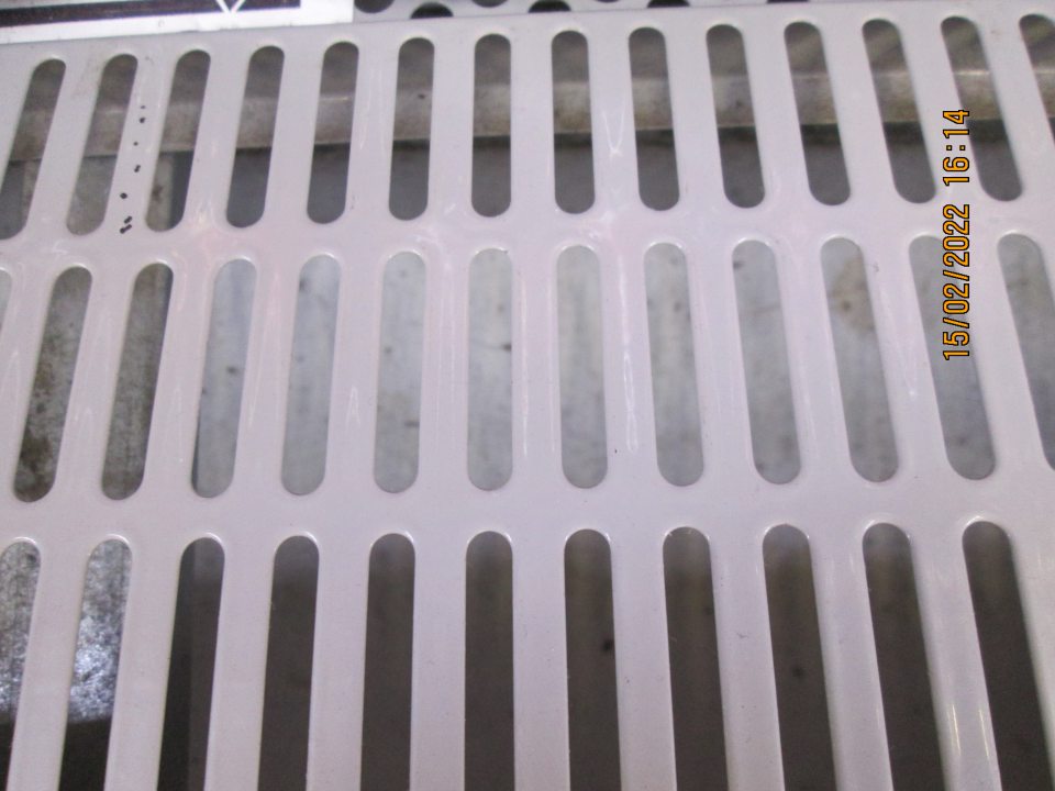 chladiace zariadenia znečistené pod mriežkami nánosom prachu a suchého hmyzu