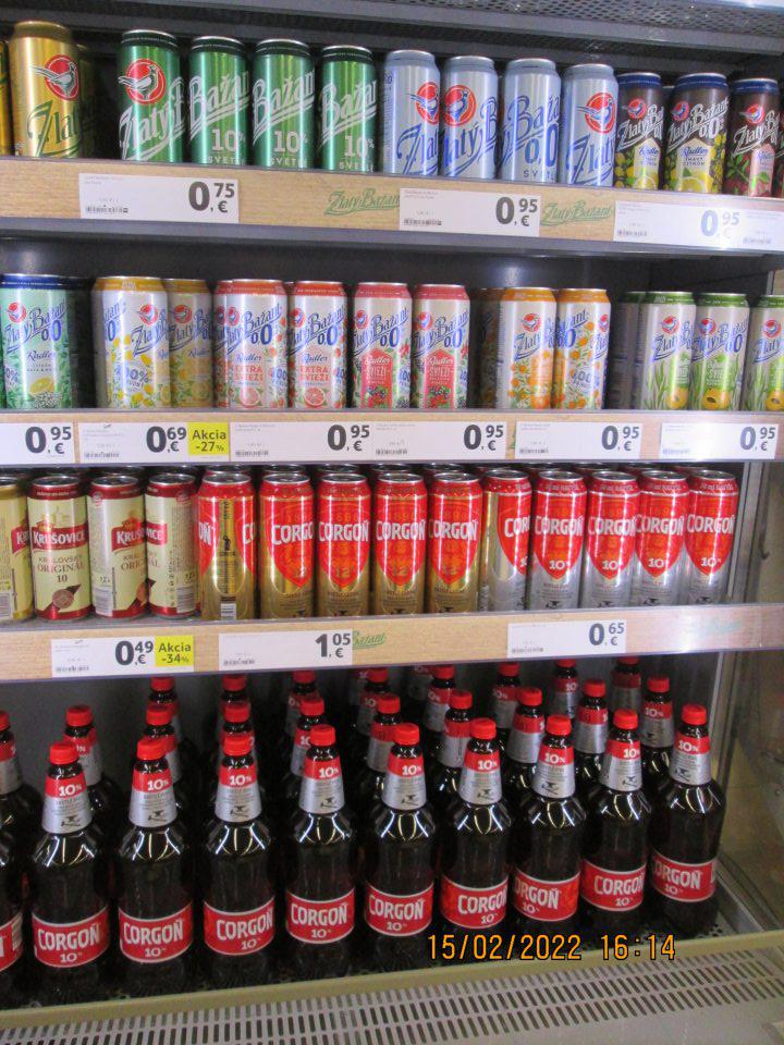 chladiace zariadenia znečistené pod mriežkami nánosom prachu a suchého hmyzu