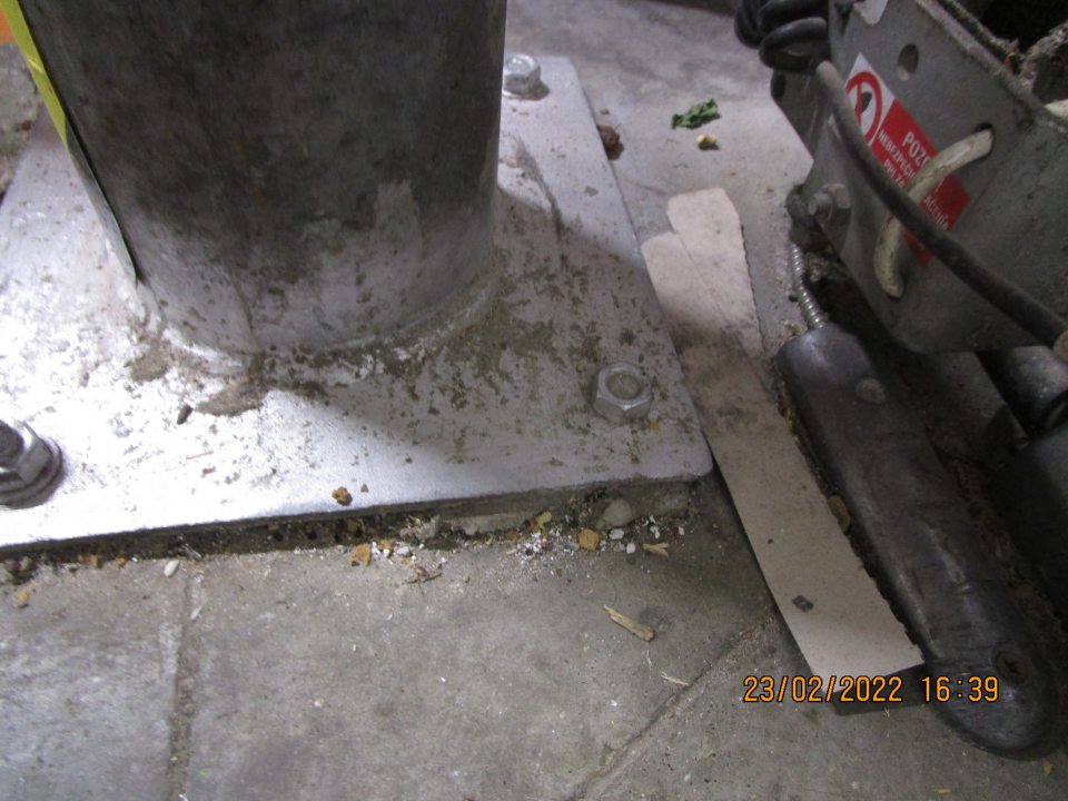 zázemie prevádzky: - v časti príjem tovarov pri príjazdovej rampe pri kovovom stĺpiku nános špiny, výskyt prachu 