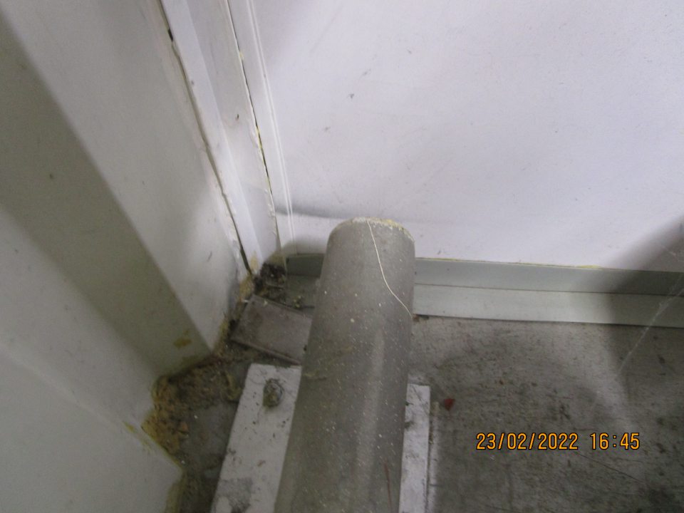  pri vstupných dverách do chladiaceho boxu živočíšnych odpadov v rohu nános špiny a prachu -