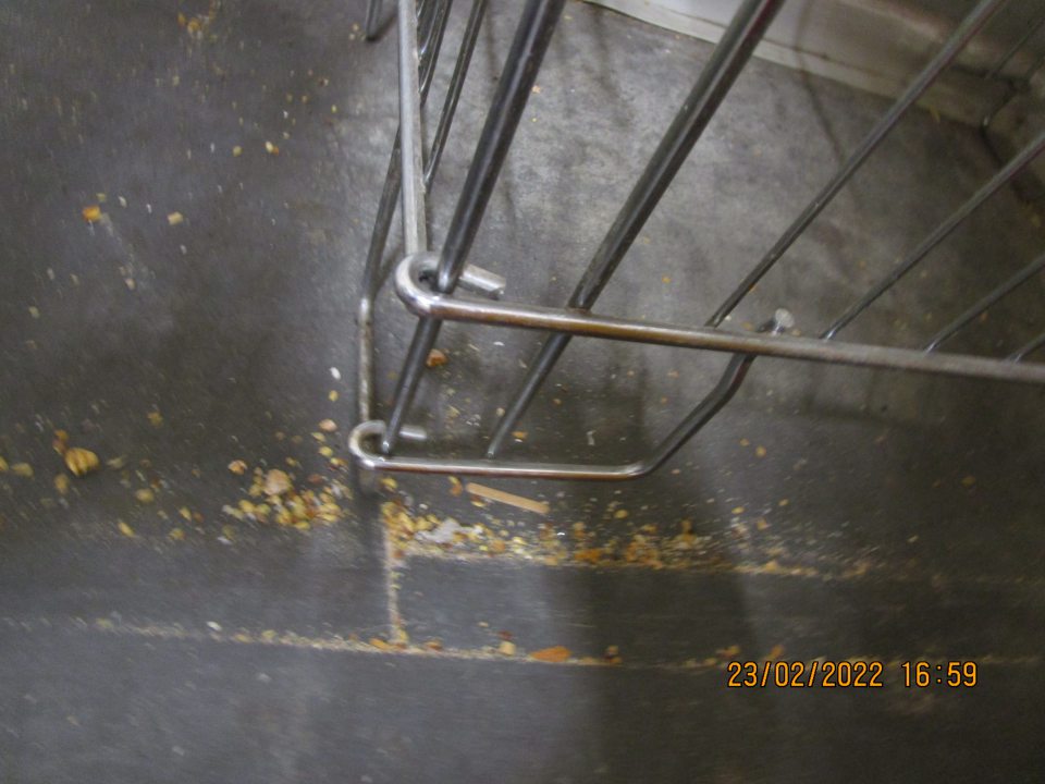 v sklade s chlebom a pečivom na zemi nános omrviniek - v chodbe pred vstupnými dverami do minipekárne nános prachu, nečistôt a omrviniek