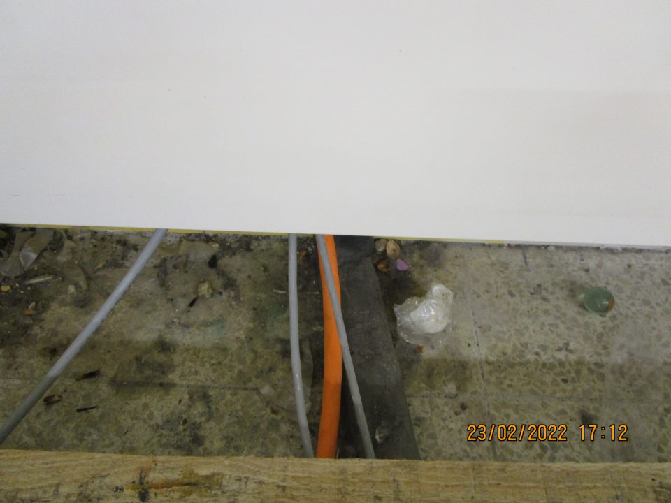 predajná plocha: - pri chaldiacom boxe s uskladnenými majonézami za drevenou paletou výskyt plastových úlomkov, útržky papierov, nános špiny, prachu, drevených úlomkov a vyliatej a zaschnutej tekutiny