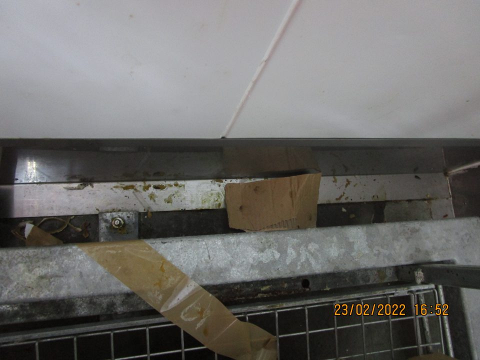 zázemie prevádzky: - za regálmi s uskladnenými mäsovými a lahôdkarskými výrobkami výskyt úlomkov z kartónov, papierov a zvyšky z údenín