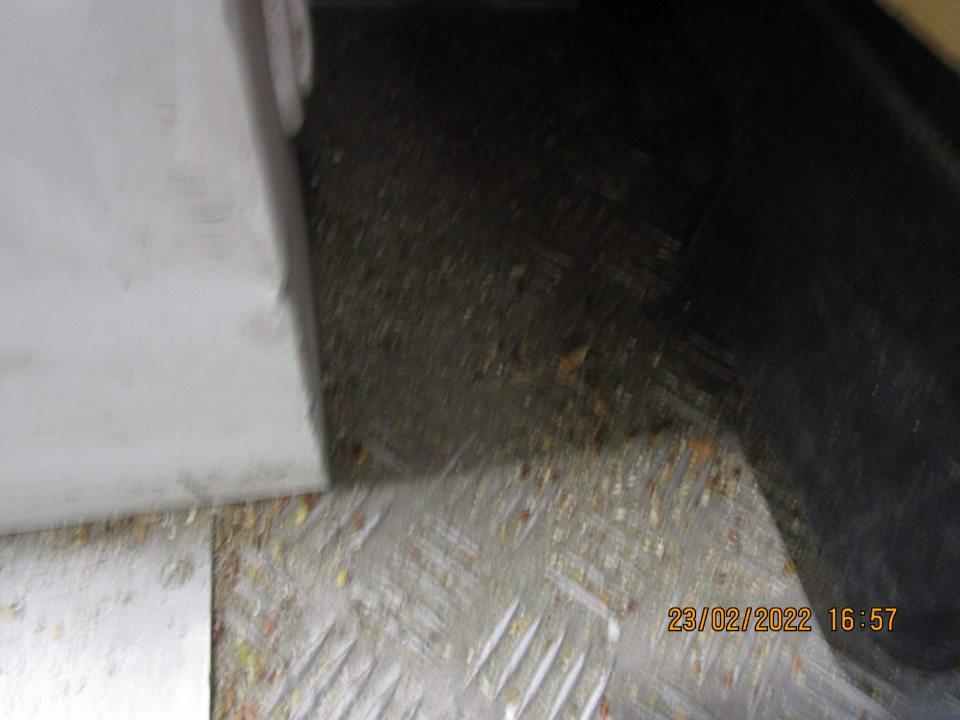  v mraziacom boxe s uskladnenými hlbokozmrazenými pekárskymi polotovarmi v ľavom dolnom rohu pri vstupe a vo vnútri nánoas špiny, prachu a posypu z hlbokozmrazeného pečiva