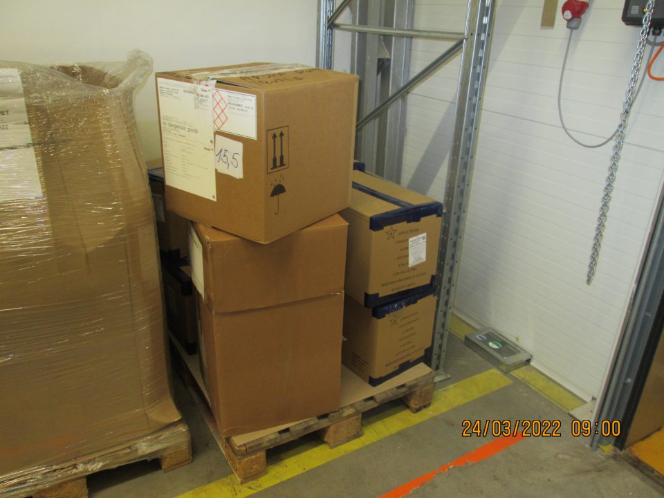 Jablká sušené kocky 10 kg, KP: Čína, DMT: 31.01.2022, LOT: LSSK200478, distribútor: ENCINGER SK s.r.o., Jadranská 13, 841 01 Bratislava. Surovina prijatá na prevádzku v Nižnom Hrušove dňa 18.01.2022, na prevádzku v Sečovciach dňa 19.1.2022. PPP reklamoval surovinu u dodávateľa ( predložená mailová komunikácia zo dňa 20.1.2022), ktorý predĺžil DMT danej suroviny o 6 mesiacov ( prehlásenie zo dňa 20.01.2022 ), avšak nepredložil žiadne laboratórne stanovenie ako podklad pre predĺženie DMT. Predložená špecifikácia na surovinu kde je stanovená DMT 12 mesiacov od dátumu výroby.