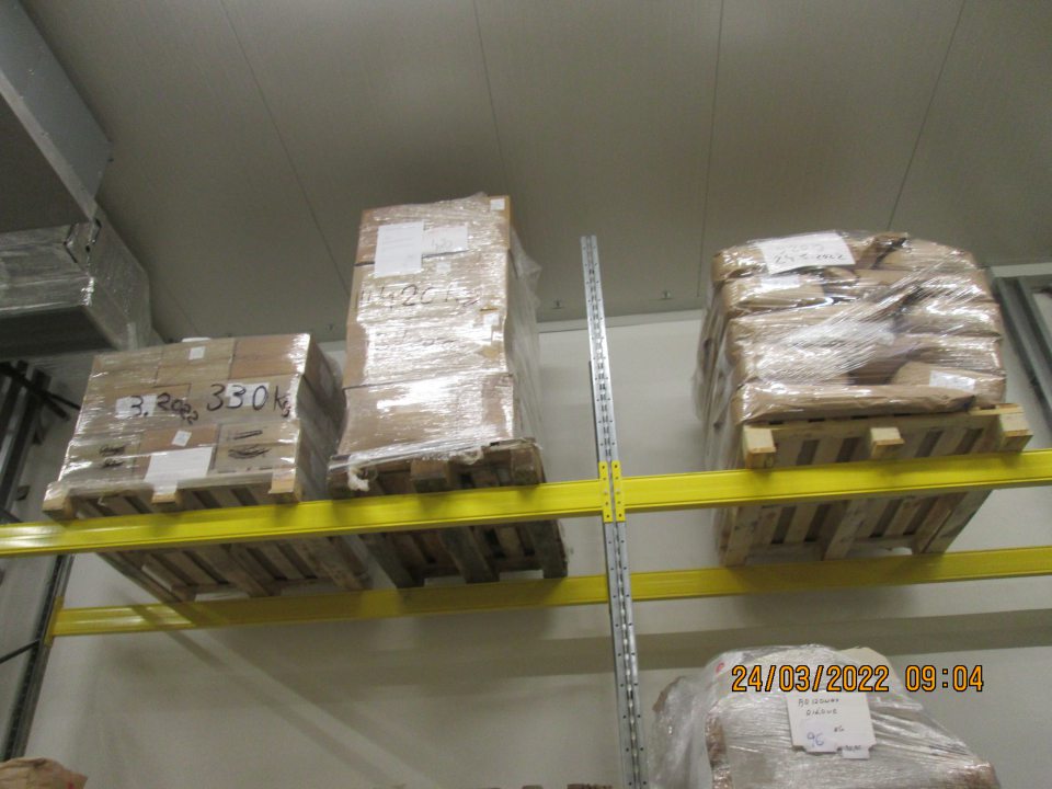 Kakao NIBS 15 kg balenie, KP: Peru, DMT: 08/2021, šarža: CN-NB-NB-2002061, LaS GROUP, s.r.o., kpt. Pavlíka 611/14, 089 01 Svidník. Originál etiketa: Product: CACAO NIBS, Lot CN-NB-NB-202061, crop year 200, production date: february 2020, expiry date august 2021, storage condition 18 month in adequate condition, origin Peru, Imported by: AUDA EUROPA5 S PLANTA ALTA LOCAL 14-18, cc Mar de Pulpi 046 48 San Juan de LosTerreros - Pulpi (Almeria - Spain), VAT ES-B04535878, Exported by: Agrofino Foods SAC Valle Riestra 947A, Urb Orrantia del Mar Sn ISIDRO, Lima 27, Peru. Surovina dodaná na prevádzku v Sečovciach dňa 5.8.2020 a 10.09.2020 t.j. 12 a 11 mesiacov pred uplynutím DMT. PPP kontaktoval pred uplynutím DMT dodávateľa suroviny t.j. Las GROUP s.r.o, kpt. Pavlíka 611/14, 089 01 Svidník, ktorý predĺžil DMT o 7 mesiacov ( predložené prehlásenie o predĺžení DMT zo dňa 5.11.2021 na základe senzorického hodnotenia do doby 03/2022, laboratórne stanovenie ako podklad predĺženia DMT dodávateľ nepredložil)