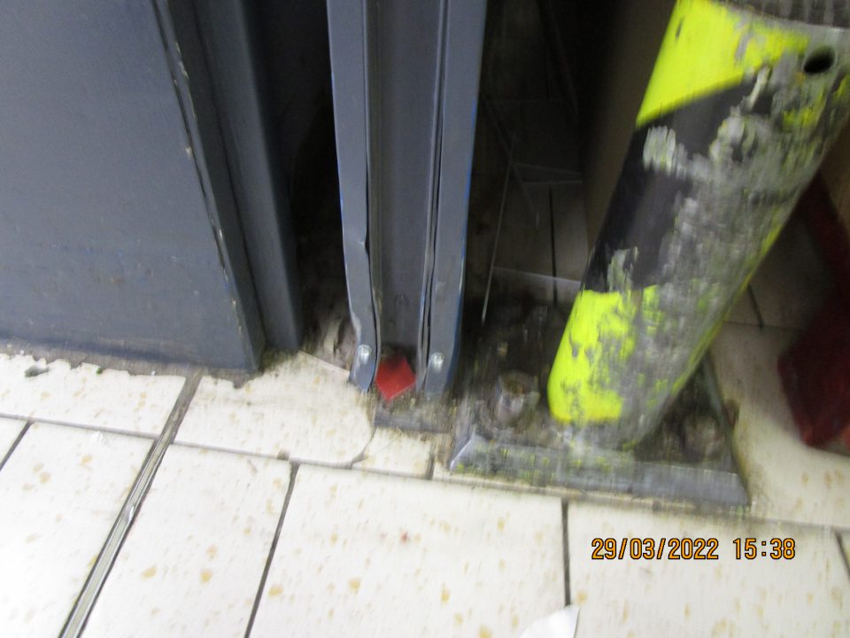 v zázemí v časti príjem tovarov za vstupnými dverami znečistená podlaha pri kovovom stĺpiku zvyškami kartónov, kúskami papierov a kovové lišty