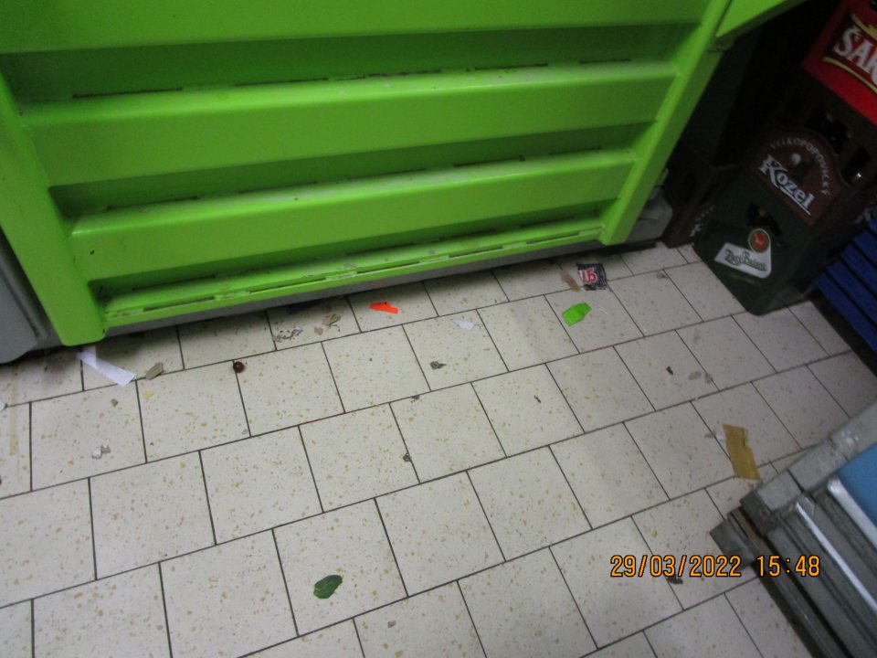 v okolí lisu na papier na podlahe bol zistený výskyt papierových zvyškov a drobné kúsky kartónov