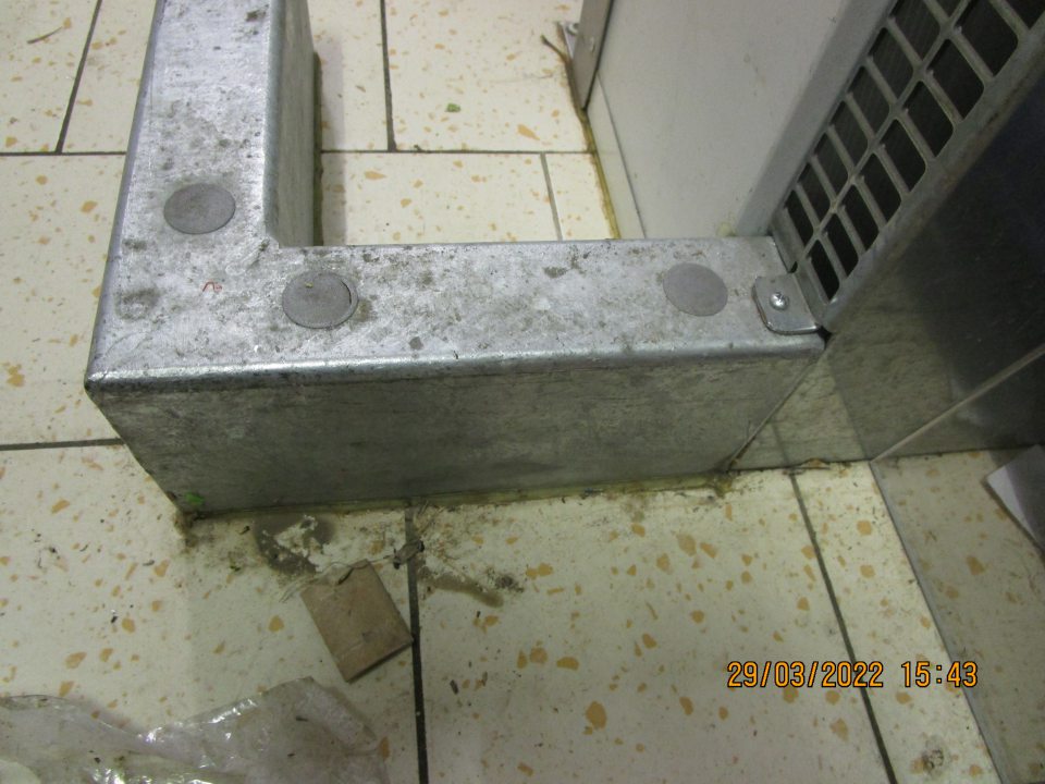  v zázemí prevádzky pri chladiacom boxe s uskladnenými mliečnymi výrobkami a chladeným mäsom pri vonkajšom pravom rohu chladiaceho boxu výskyt papierov, plastov a nečistôt - 