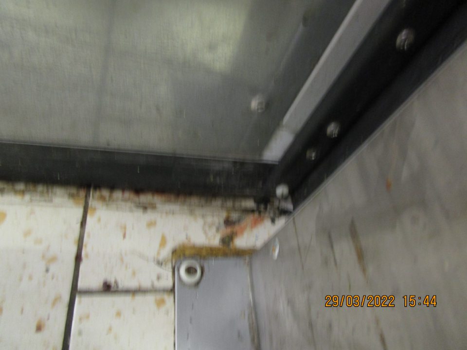 - na rozhraní dverí zvnútra chladiaceho boxu znečistená podlaha červenou tekutinou 