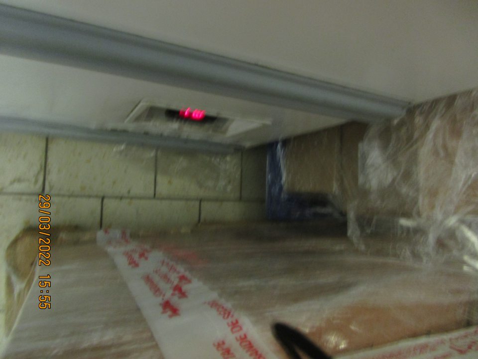 - na rozhraní dverí zvnútra chladiaceho boxu znečistená podlaha červenou tekutinou 