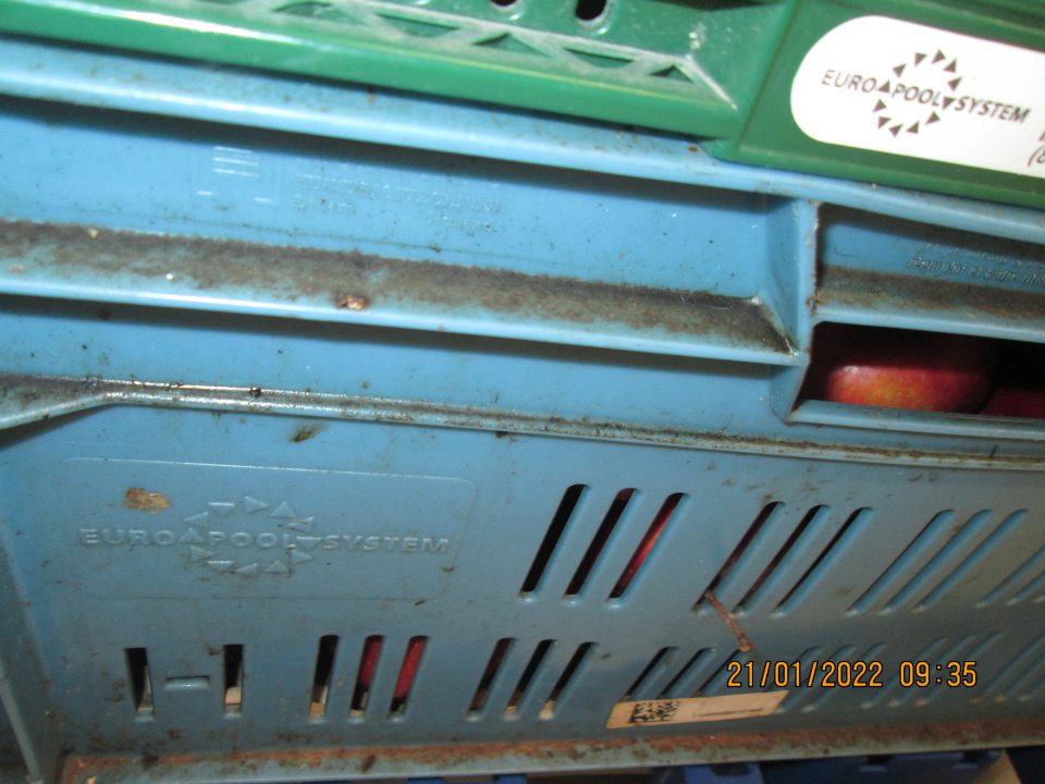 Prepravky na predajnej ploche s uloženými zemiakmi, kapustou ajablkami znečistené hrubým nánosom špiny, prachu a nečistôt.