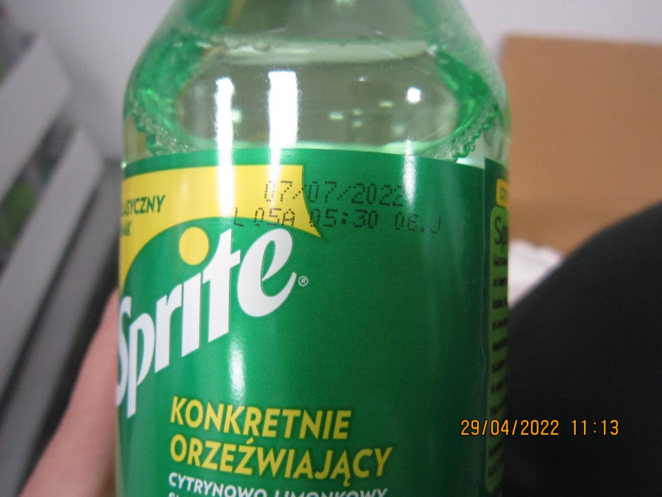 SPRITE 500 ml Gazirana pijača z osviežilnim okusom Limone in limete, a product of the Coca cola Company, údaje o výrobcovi, dodávateľovi resp. distribútorovi sú neúplné z dôvodu ich prelepenia etiketou v cudzom jazyku, etiketa taktiež neobsahuje údaje o výrobcovi, dodávateľovi resp. distribútorovi - - potravina neoznečená v štátnom jazyku