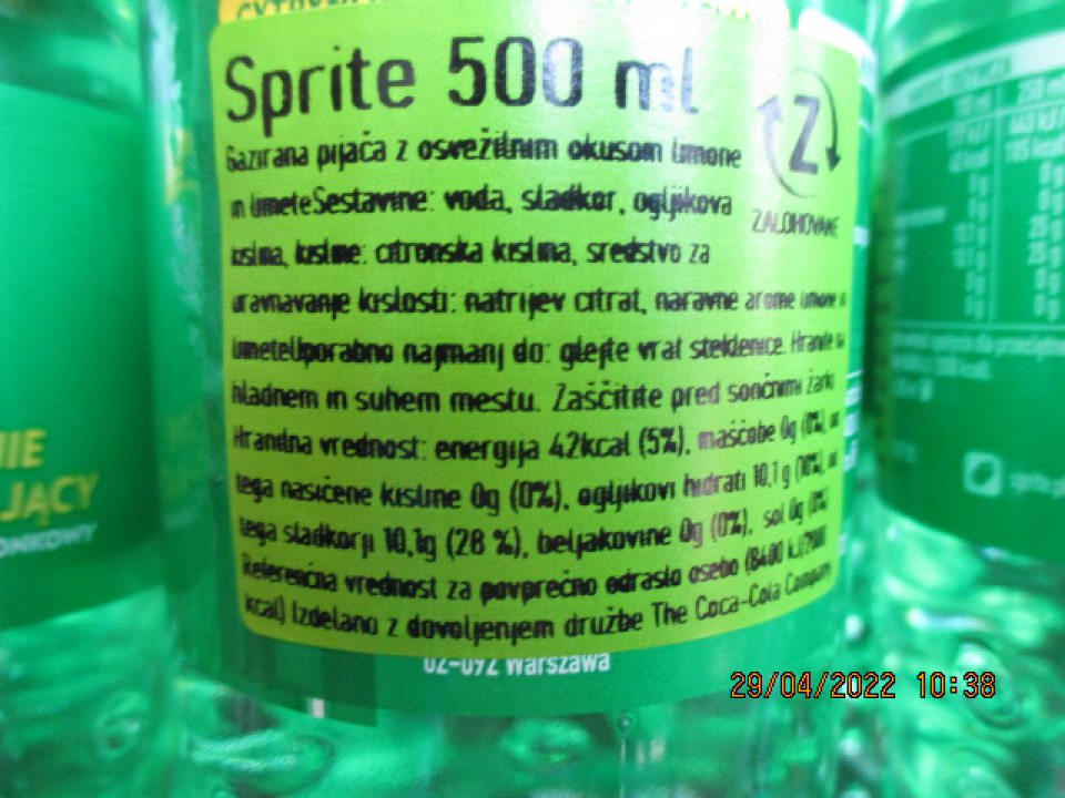 SPRITE 500 ml Gazirana pijača z osviežilnim okusom Limone in limete, a product of the Coca cola Company, údaje o výrobcovi, dodávateľovi resp. distribútorovi sú neúplné z dôvodu ich prelepenia etiketou v cudzom jazyku, etiketa taktiež neobsahuje údaje o výrobcovi, dodávateľovi resp. distribútorovi - - potravina neoznečená v štátnom jazyku.