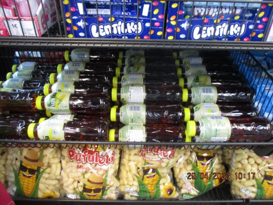 Fuze tea  Black Ice Tea Lemon Lemongrass 500 ml Napitek z okusom Limone z izvlečkom černega čaja in limonske trave brez ogljikove kistine, Coca - cola HBC Polska, údaje o výrobcovi, dodávateľovi resp. distribútorovi sú neúplné z dôvodu ich prelepenia etiketou v cudzom jazyku, - potravina neoznačená v štátnom jazyku.