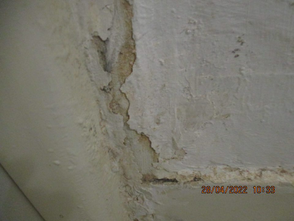 suchý sklad surovín - pod radiátorom, ktorý je umiestnený pod oknom je stena v spodnej časti s výskytom plesne a na dvoch miestach je poškodená omietka steny ( výmoly v stene), v blízkosti vstupných dvier do výrobnej časti prevádzky a uskladnených surovín na palete je taktiež poškodená omietka steny a stena s výskytom plesne