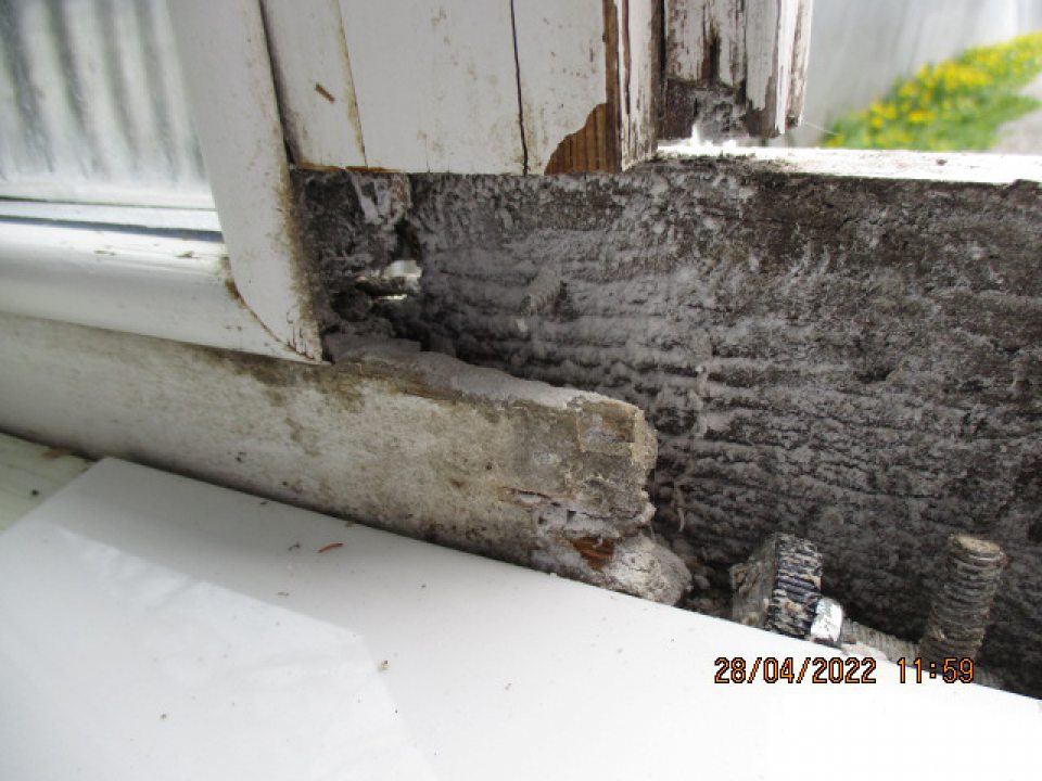 miestnosť so silami s uskladnenou múkou - drevený rám okna v spodnej časti je poškodený, s výskytom diery v strednej časti (neutesnené)