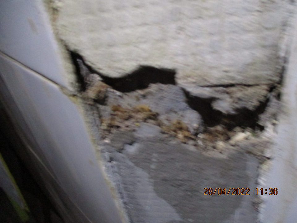 výrobná časť pečenia chleba s etážovými pecami a stojanmi - v blízkosti technologického zariadenia na pečenie chleba oproti vstupu z expedície je poškodený keramický obklad steny( odpadnutý) a stena na uvedenom mieste je poškodená a s hrubým nánosom nečistôt