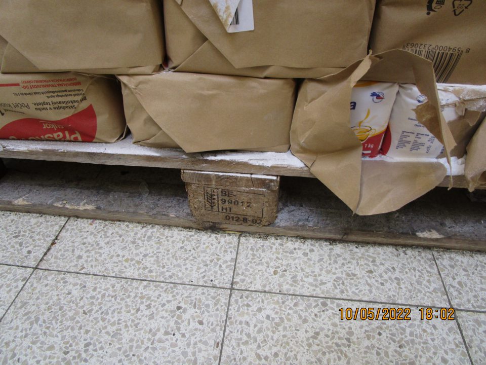 - na predajnej ploche paleta znečistená práškovým cukrom z poškodených balení - výskyt rozsypanej kávy, čokoládového nápoja a solených praclikov
Pridať fotografie