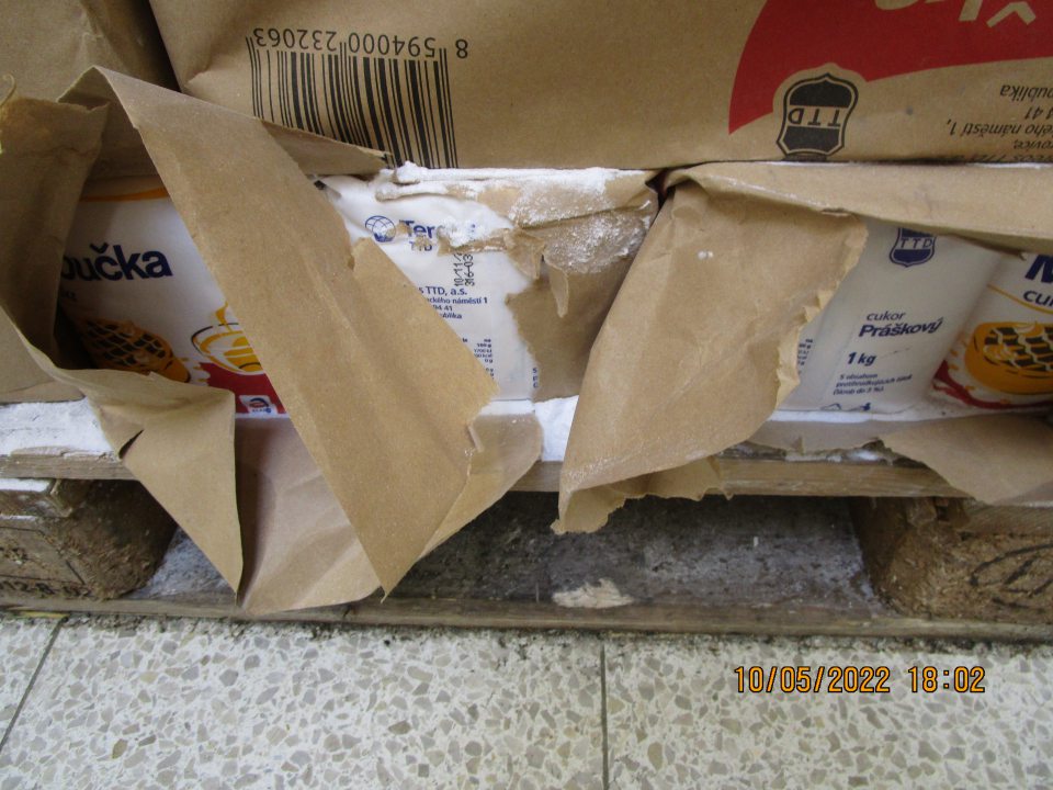 - na predajnej ploche paleta znečistená práškovým cukrom z poškodených balení - výskyt rozsypanej kávy, čokoládového nápoja a solených praclikov