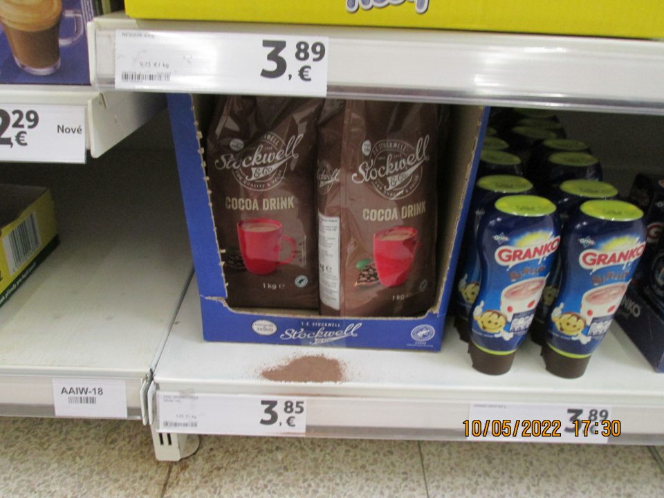 	- na predajnej ploche paleta znečistená práškovým cukrom z poškodených balení - výskyt rozsypanej kávy, čokoládového nápoja a solených praclikov