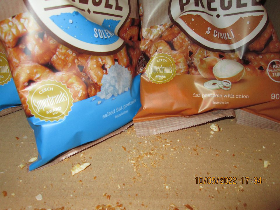 - na predajnej ploche paleta znečistená práškovým cukrom z poškodených balení - výskyt rozsypanej kávy, čokoládového nápoja a solených praclikov