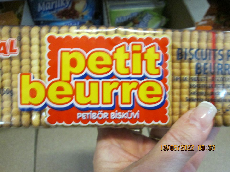 PETIT BEURRE sušienky s príchuťou vanilínu HAZAL nezaistenie jednoznačnej čitateľnosti písmom veľkosti väčšej alebo rovnej 1,2 mm.