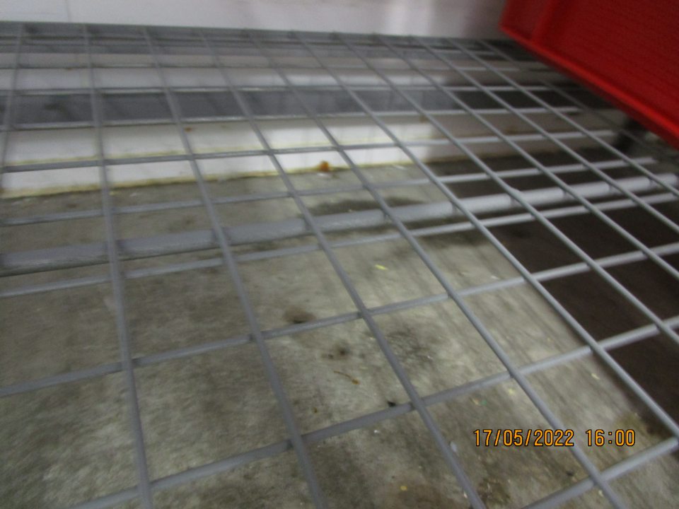 ázemí pri klietkach s nápojmi rozliata neznáma pekavá tekutina