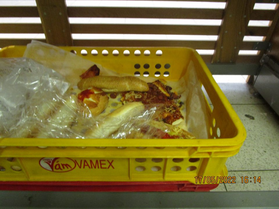 v pekárskej časti bol uložený pekársky odpad vyradený z predaja pod predajným regálom v časti s nebalenými pekárenskými výrobkami