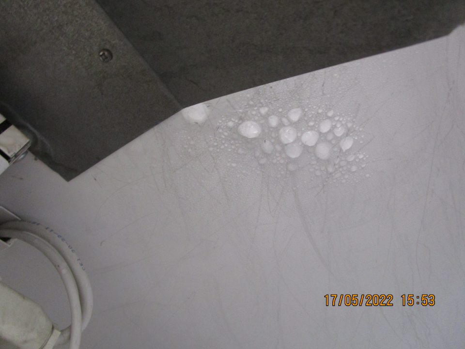  v zázemí prevádzky v mraziacom boxe s uskladnenou hlbokozmrazenou zeleninou a pizzou výskyt vľavo a vpravo pri výparníku kondenz a námraza 