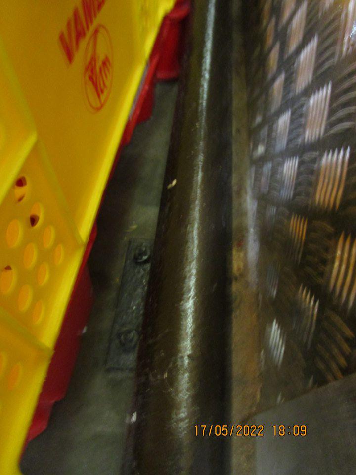 v zázemí prevádzky pri mraziacom boxe za prepravkami na pečivo na zemi chuchvalce prachu a nečistôt - 