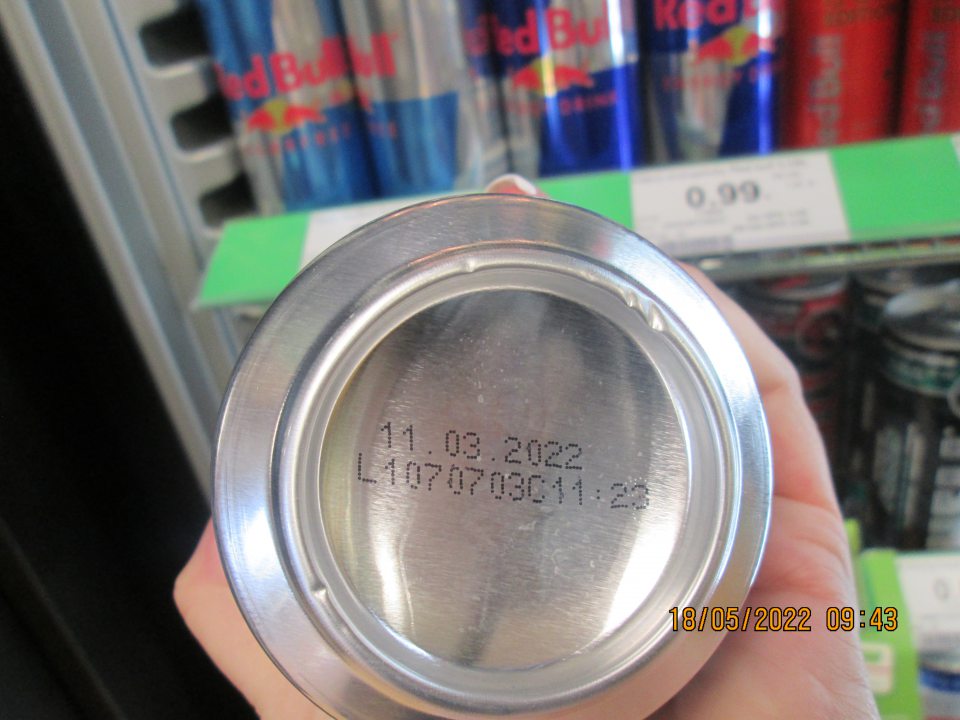 BIRELL za studena chmelený nealkoholuické pivo 0,5l, výrobca: Plzeňský Prazdroj, a.s., U Prazdroje 64/7, Východní Predmestí, 301 00 Plzeň, Česká republika/Plzeňský Prazdroj Slovensko, a.s., Pivovárska 9, 082 21 Veľký Šariš, Slovenská republika. Na obale deklarované minimálna trvanlivosť do: pozri dno plechovky, pričom na dne plechovky, ani na celom obale výrobku nebol deklarovaný žiadny dátum minimálnej trvanlivosti
Pridať fotografie