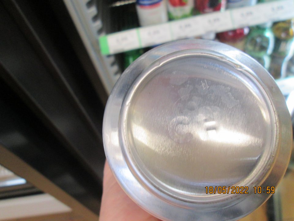 BIRELL za studena chmelený nealkoholuické pivo 0,5l, výrobca: Plzeňský Prazdroj, a.s., U Prazdroje 64/7, Východní Predmestí, 301 00 Plzeň, Česká republika/Plzeňský Prazdroj Slovensko, a.s., Pivovárska 9, 082 21 Veľký Šariš, Slovenská republika. Na obale deklarované minimálna trvanlivosť do: pozri dno plechovky, pričom na dne plechovky, ani na celom obale výrobku nebol deklarovaný žiadny dátum minimálnej trvanlivosti