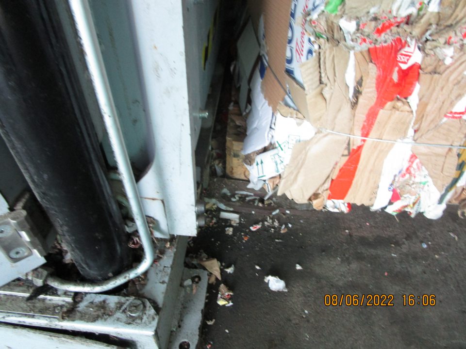  výskyt útržkov z papierov a prachu na podlahe v blízkosti lisuna papier - útržky fólie v časti s kafilerickým odpadom - olamaná plastová lišta na dverách - mucha v chladiacom boxe na obale rybacieho šalátu - značný výskyt pavučín - na úseku ovocia a zeleniny stôl znečistený lepkavou zasušenou šťavou