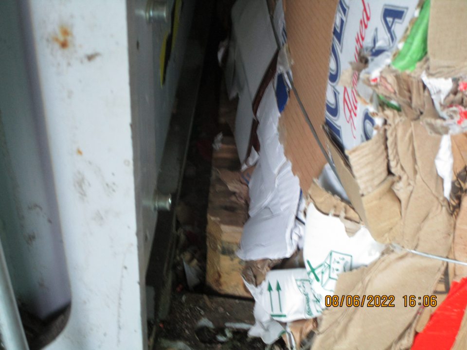  výskyt útržkov z papierov a prachu na podlahe v blízkosti lisuna papier - útržky fólie v časti s kafilerickým odpadom - olamaná plastová lišta na dverách - mucha v chladiacom boxe na obale rybacieho šalátu - značný výskyt pavučín - na úseku ovocia a zeleniny stôl znečistený lepkavou zasušenou šťavou